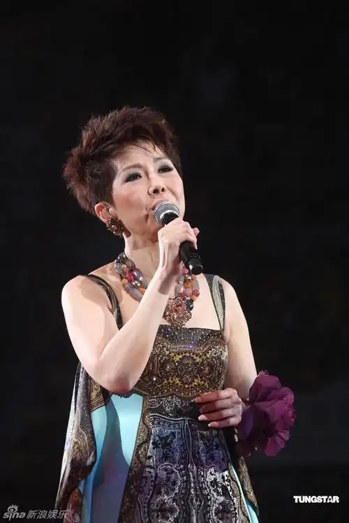 关菊英香港红馆开演唱会