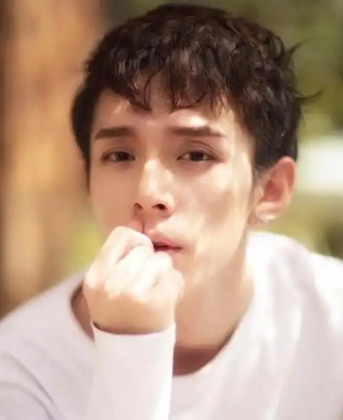 李佳琦旧照曝光五官立体又飒又酷超迷人