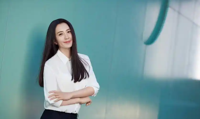 她曾是央视最美主持,不料拍戏时怀孕,今44岁孩子生父至今成谜_杨童舒