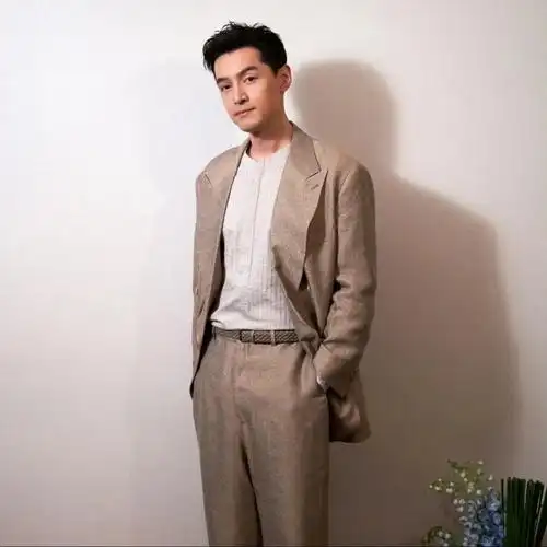 胡歌在很多正面头衔的加持下,其事业又有了质的突破