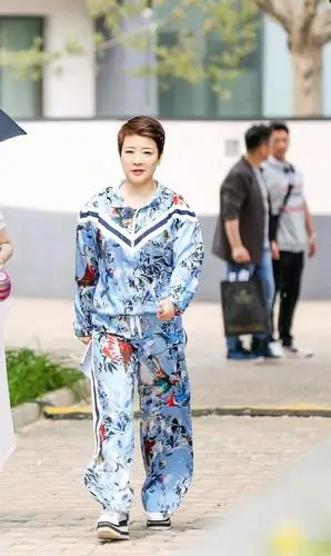 陈小艺老了也耐看,穿白色套装精致优雅,肉感身材更显气场