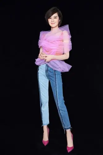 郁可唯还是短发好看,吊带外罩空气纱犹如水雾萦绕,腿精势不可挡