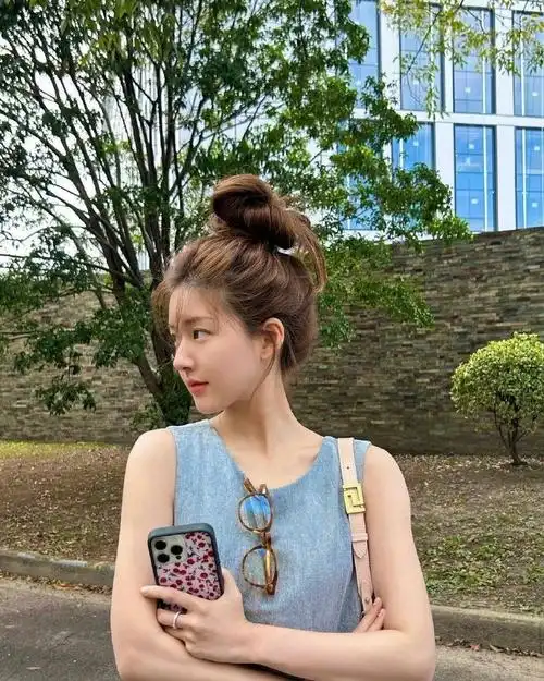 赵露思丸子头慵懒风随拍