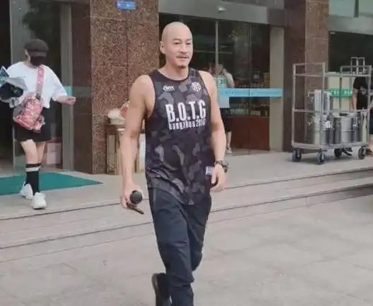 46岁何润东剃光头出家?