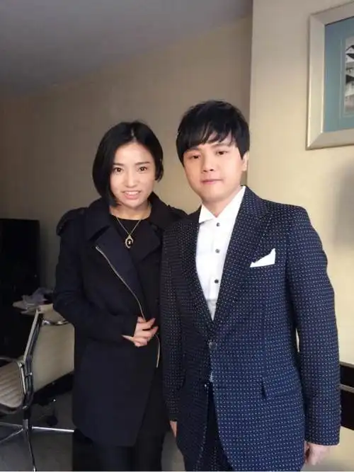 蒋金美学周霞出席郑源新闻发布会