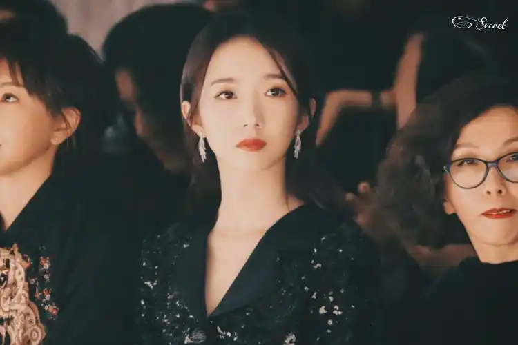 火箭少女101孟美岐1998年10月15日出生于河南洛阳