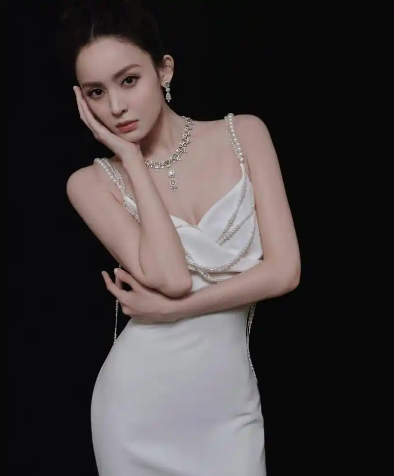 古力娜扎白色露背吊带裙,小姐姐太漂亮了#古力娜扎