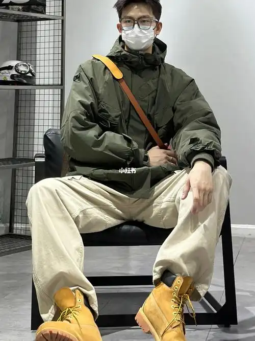 男生穿搭军绿色冲锋衣77大黄靴太帅了