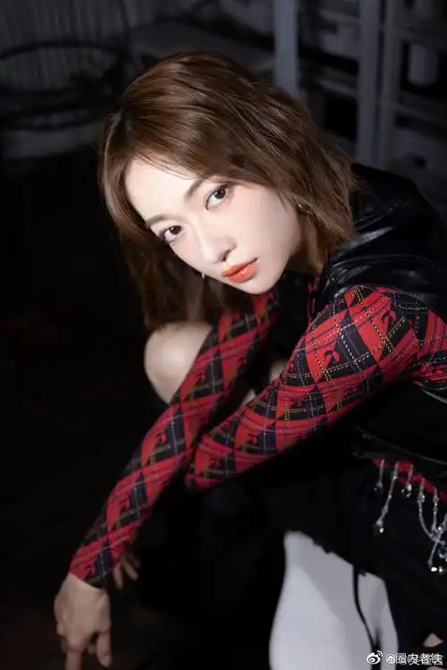 沈腾吴谨言出演电影沙漏##电影沙漏概念版海报