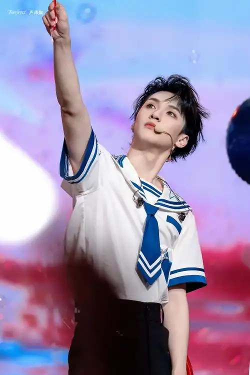 严浩翔叁重楼暨出道四周年演唱会#击中我的心～@时代少年团-严浩