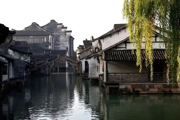 乌镇是中国江南地区著名的水乡古镇,也是世界文化遗产和国家5a级旅游