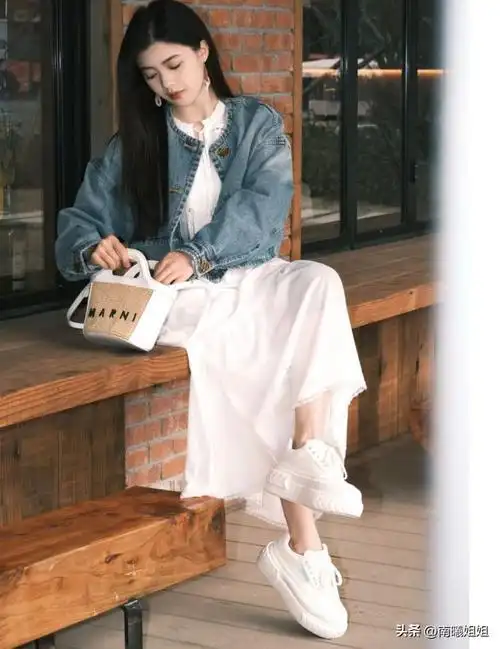 ③鞋子带点跟,轻松拔高个子春夏的服装和单品大多都以浅色调为主,穿