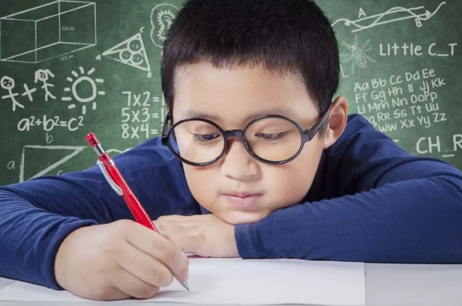 孩子为什么会容易近视 孩子很小就近视了怎么办