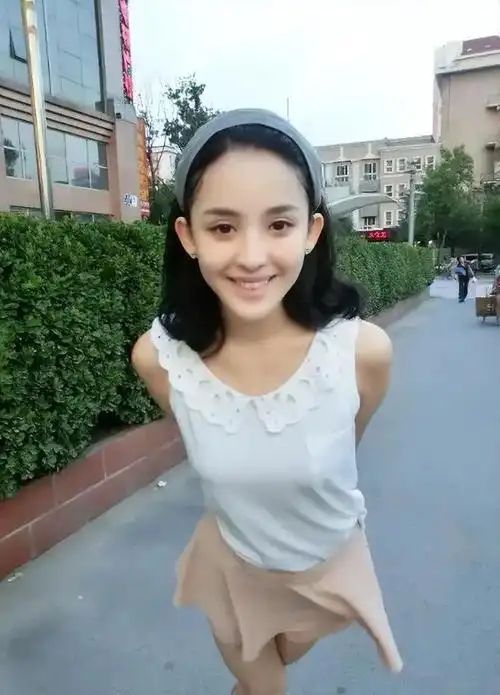 此时古力娜扎正在参加北影考试,而热巴早已经是上戏的大一学生.