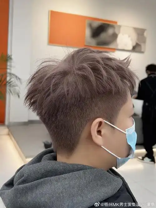 中式前刺发型#男士发型#  立体的轮廓和凌乱的层次氛围感才是男生才有