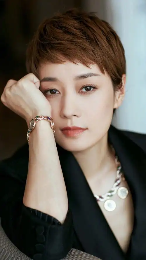 马伊琍,挑战黑色西装,美出新高度!