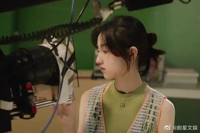 张子枫夏日花絮图##张子枫微醺的夏天