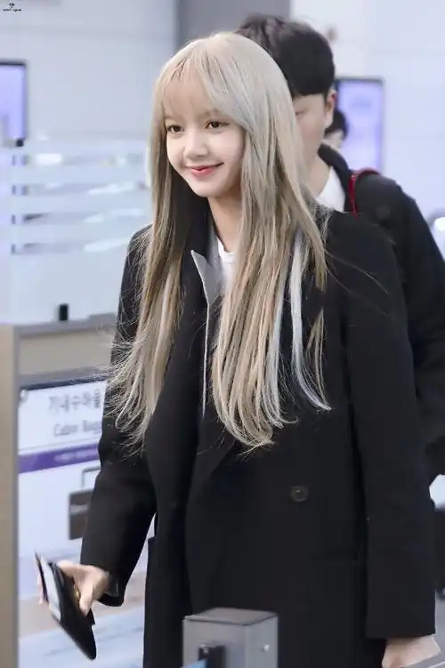 韩国女团blackpink成员lisa现身机场:笑容灿烂呆萌,宛如洋娃娃