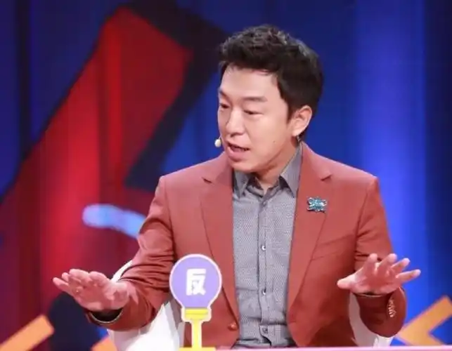 黄渤录制奇葩说决赛与实力派同坐表情自然毫无惧色