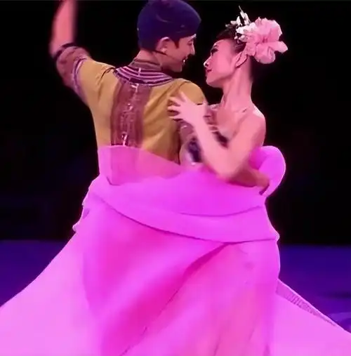 她16岁就跟着刘德华,41岁仍未婚,眼睁睁看着他娶了别人