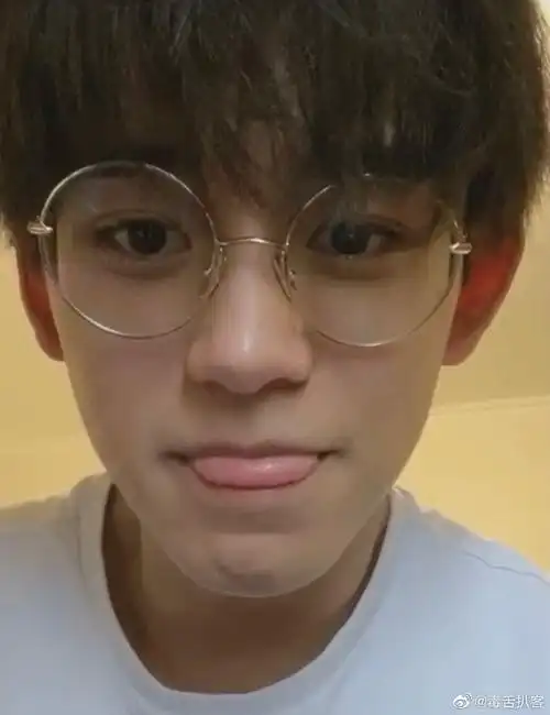 lucas黄旭熙素颜直播截图,金色边框眼镜好适合他