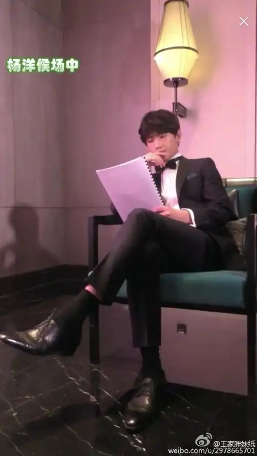 杨洋分享160419me直播杨洋休息间看台本坐姿苏破天际