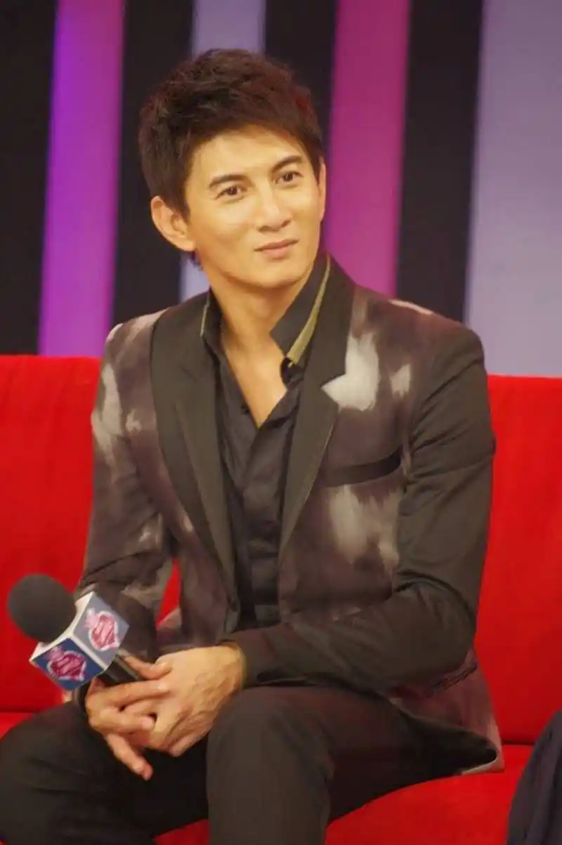 吴奇隆带儿子现身横店,探班刘诗诗,和霍建华一样女主外男主内?