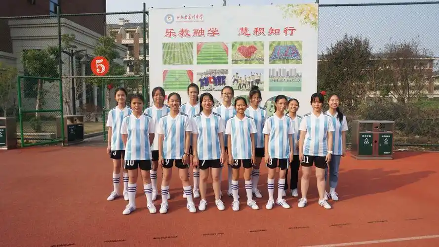 初二女生展风采 绿茵场上竞风流