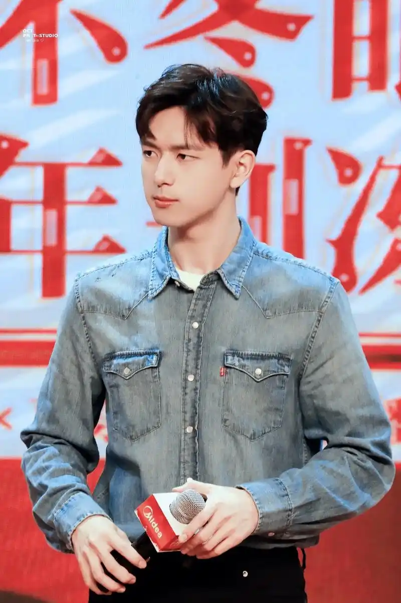 李现 喜欢你是因为你的人品,喜欢你的笑,喜欢你认真工作的样 - 抖音