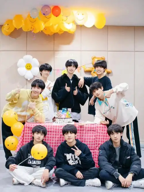 背後的兄弟和粉絲們希望十六岁的芝心小朋友可以天天开心#tf家族三代
