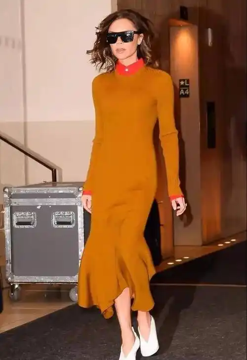 今秋最流行穿长款"针织裙",搭配小白鞋穿,超级舒适又好看!