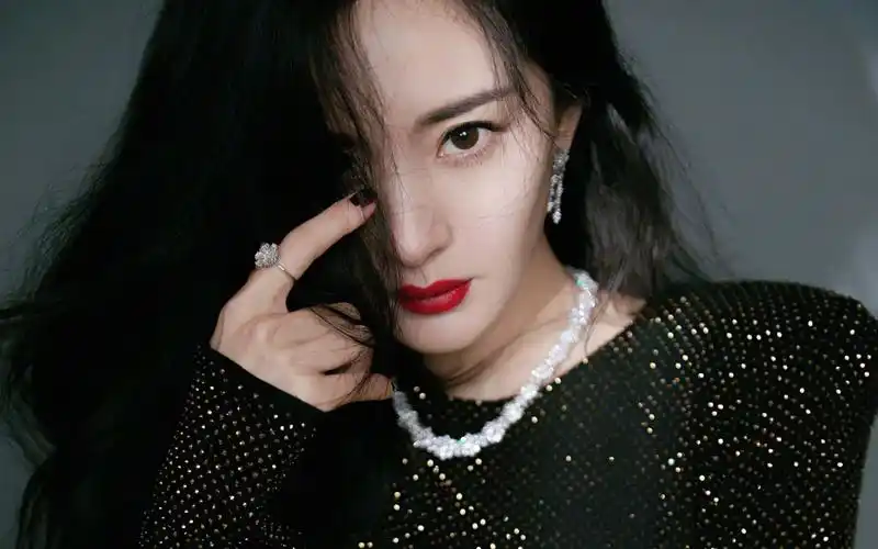 杨幂冷艳红唇写真壁纸(6/10)