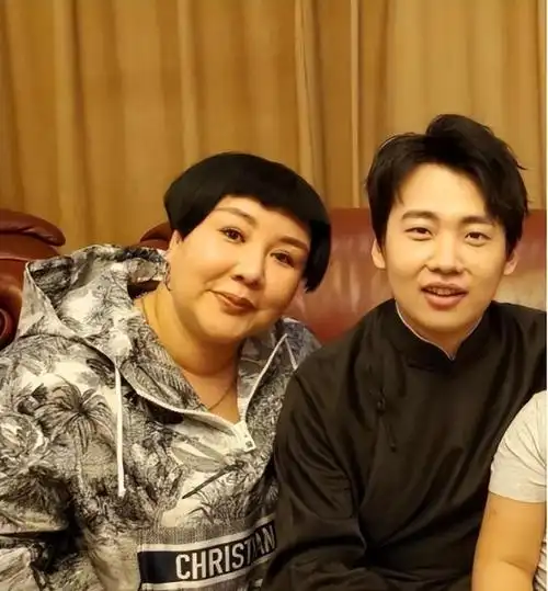 抛弃落魄的郭德纲离别4岁郭麒麟远赴日本工作的胡中惠如何了