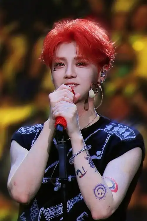 鹿晗超话#鹿晗三巡演唱会#鹿晗上海场红发美神