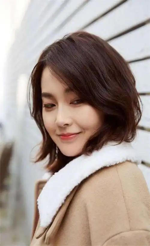 张佳宁是一名女演员,她在娱乐业展现了独立自信的女性魅力.