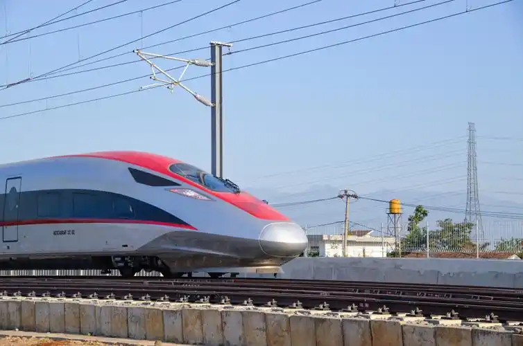 印度尼西亚万隆的雅万高铁德卡鲁尔动车所附近拍摄的一辆雅万高铁列车