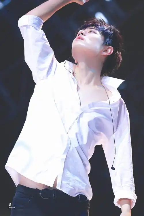 肖战的锁骨照,你被撩到了吗