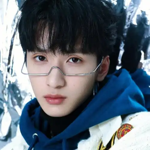 这衣服看模特图真不好看,但他穿起来怎么这么好看!#严浩翔