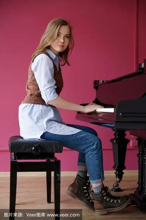一个女孩弹钢琴.粉红背景下的金发女郎正在家里的钢琴上弹奏音乐