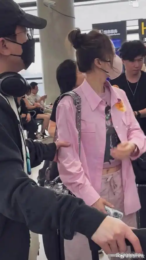 张韶涵一身粉色装扮梳着丸子头现身机场,素颜状态下的她依旧美丽动人