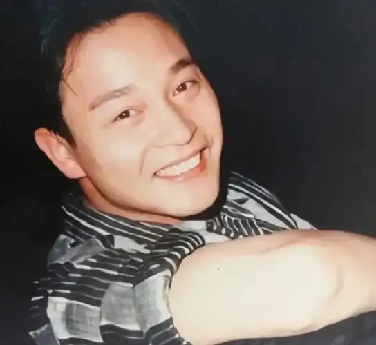 又要到四月一日了,好喜欢哥哥的笑容,眼睛里带着温暖#张国荣