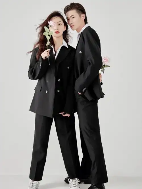 黑色的西装情侣照