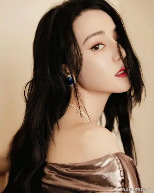 原创迪丽热巴长了麦粒肿穿渐变礼服全程半遮脸依旧是最美人鱼公主