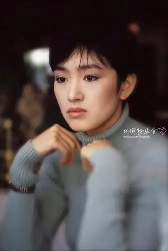 巩俐与向太陈岚向华强早期和后期的合照,之前向太还是短发,很瘦