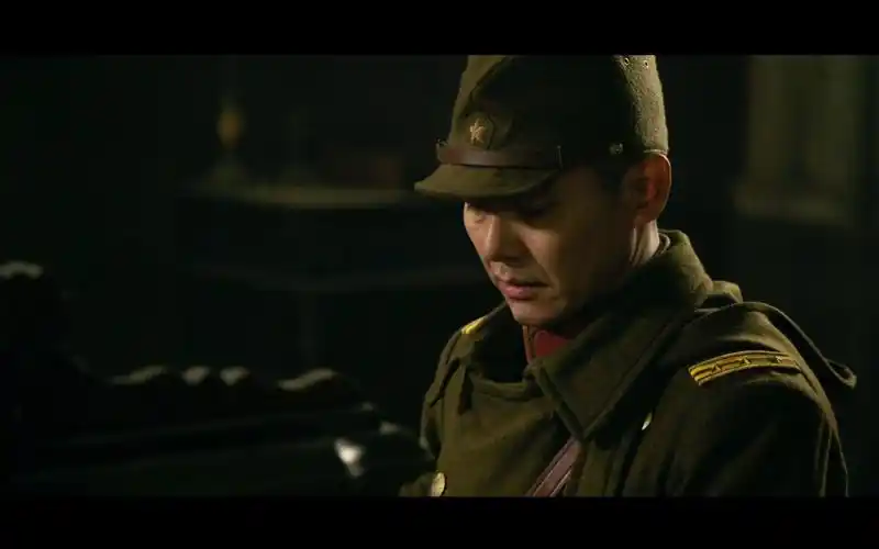 金陵十三钗日本军官长谷川大佐安抚教堂唱诗班弹起日本民谣故乡