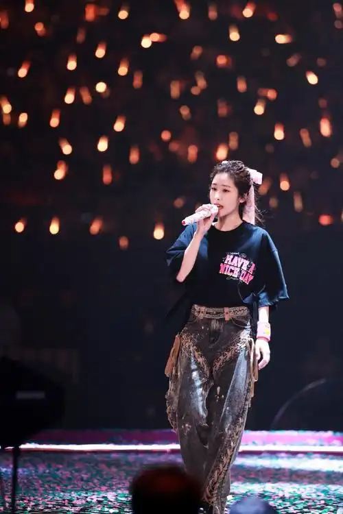 张碧晨超话96#张碧晨2024今儿个开心巡回演唱会#  灯光映射繁星璀璨