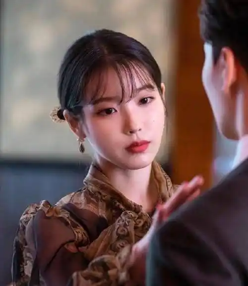 sm官宣:崔雪莉客串iu新剧《德鲁纳酒店》,两人的友情衍生到戏中_友谊