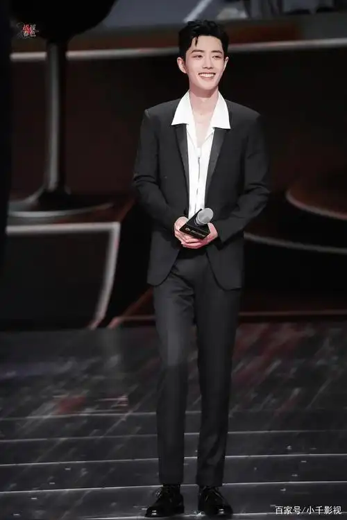 今日肖战钻石西装亮相腾讯盛典,粉丝直呼:绝美神颜大长腿!