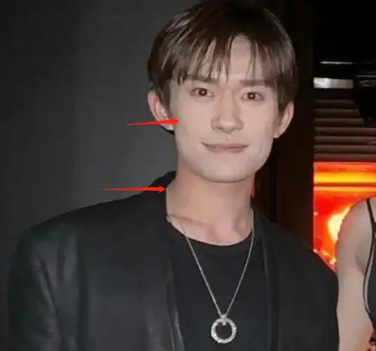 易烊千玺无修真实生图:鼻宽口阔络腮胡茬,脖子没涂粉,被指普男_杨颖