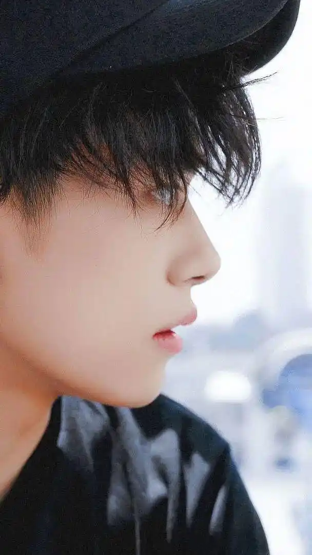 易烊千玺壁纸少年从逆光走来却满目星辰毫无戾气温柔至极